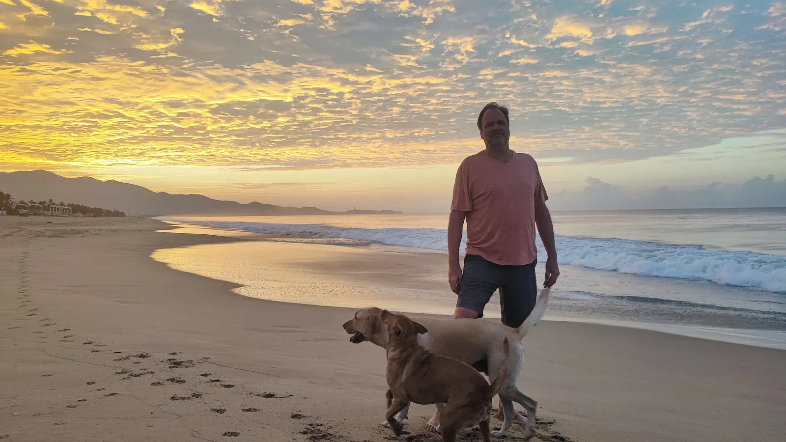 Alexander Horn, anfitrión de Rincón del Mar, en la playa de Pie de la Cuesta con sus perros